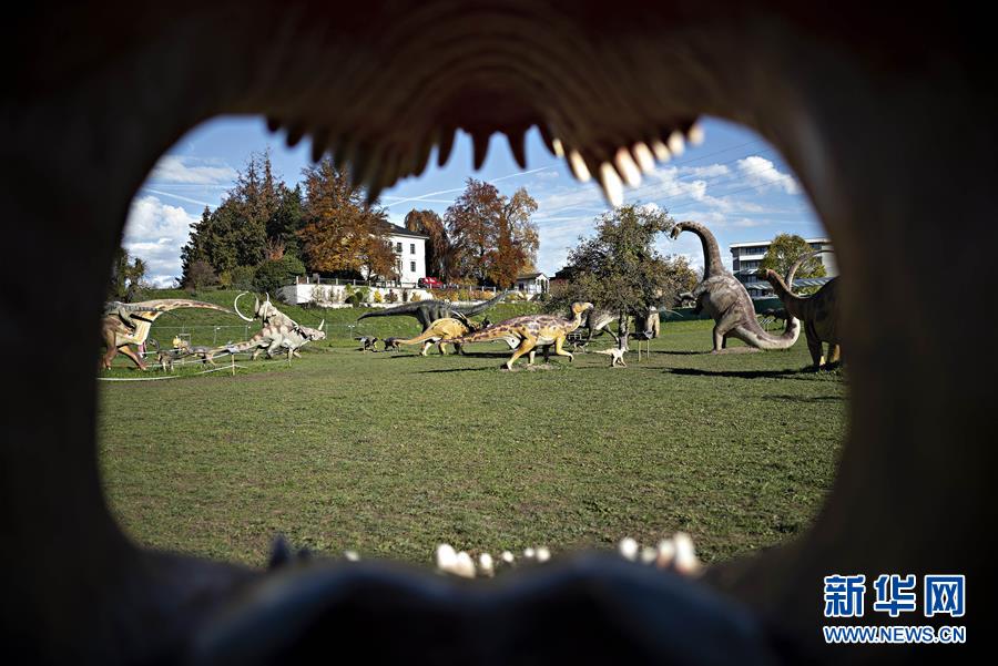 （国际）（1）苏黎世湖畔的恐龙模型展