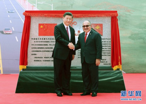 　　11月16日，国家主席习近平在莫尔兹比港和巴布亚新几内亚总理奥尼尔共同出席中国援建的独立大道移交启用仪式。新华社记者 鞠鹏 摄