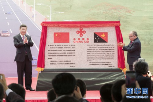 　　11月16日，国家主席习近平在莫尔兹比港和巴布亚新几内亚总理奥尼尔共同出席中国援建的独立大道移交启用仪式。新华社记者 黄敬文 摄