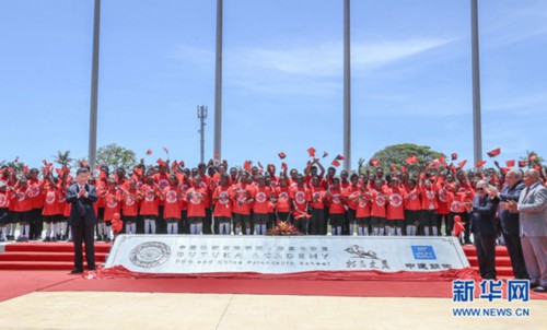 　　11月16日，国家主席习近平在莫尔兹比港和巴布亚新几内亚总理奥尼尔共同出席中国援建的布图卡学园启用仪式。新华社记者 谢环驰 摄