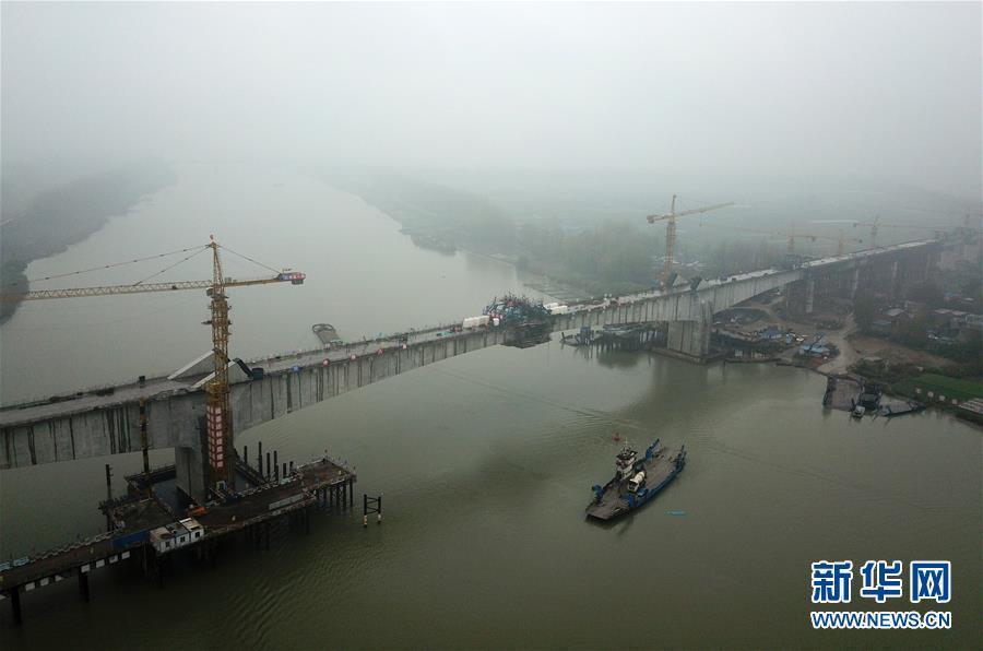 （经济）（1）商合杭铁路跨淮河特大桥成功合龙
