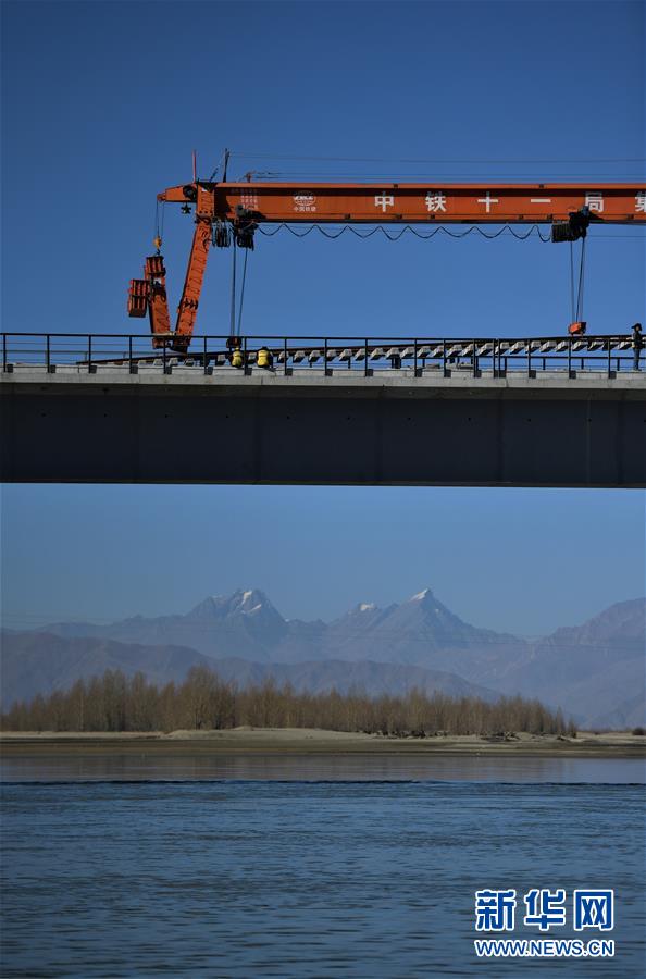 （经济）（8）川藏铁路拉林段第一座跨雅鲁藏布江大桥铺轨