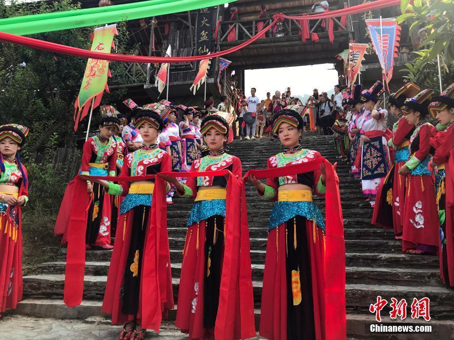 四川北川羌族民众载歌载舞欢庆瓦尔俄足节