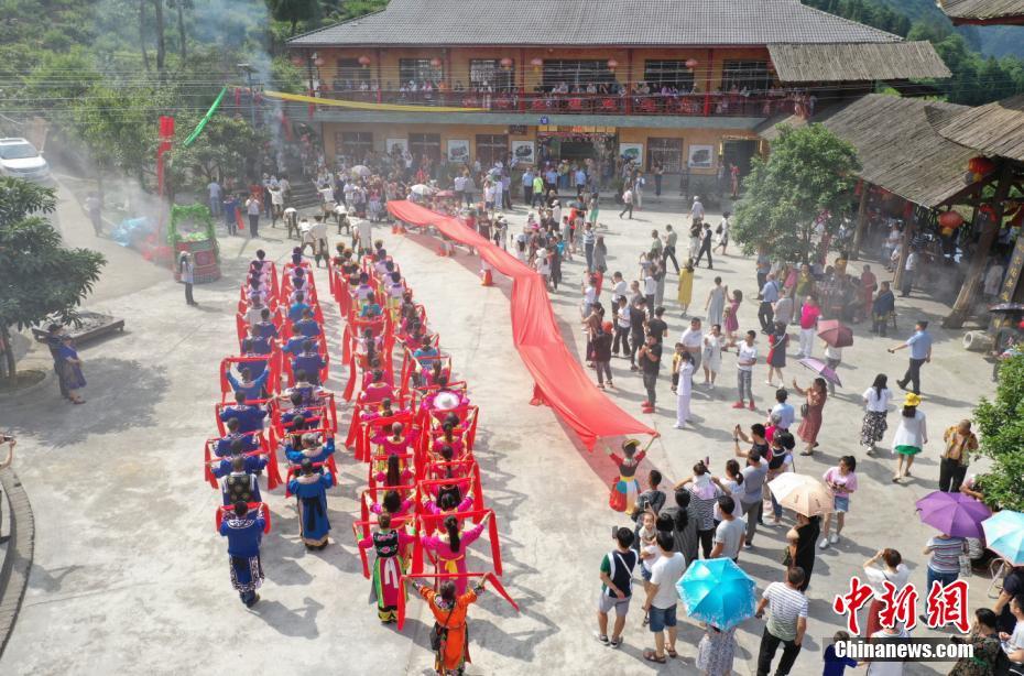 四川北川羌族民众载歌载舞欢庆瓦尔俄足节