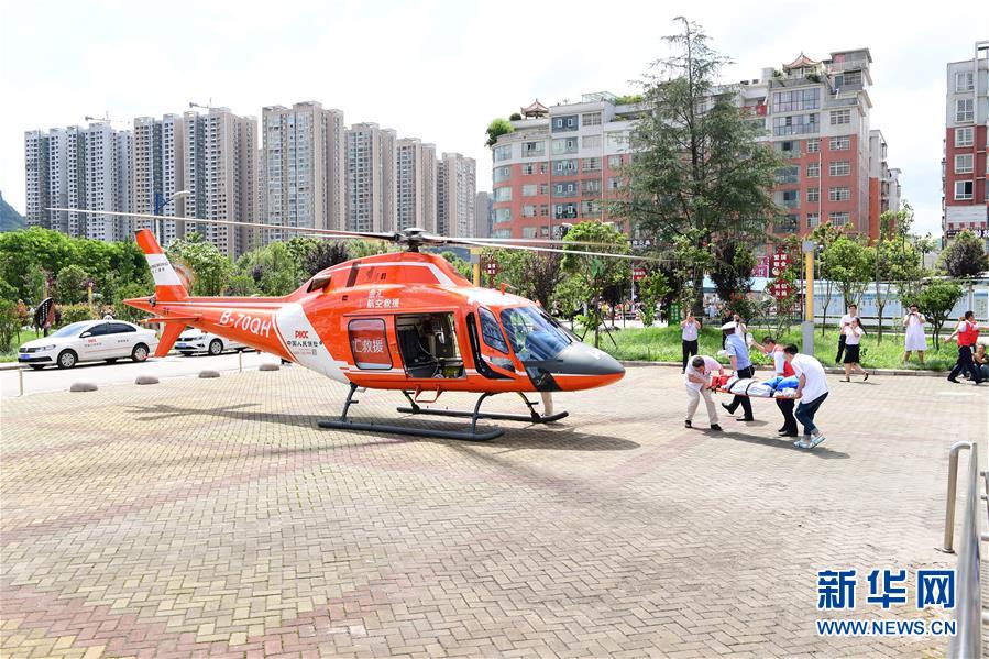 （社会）（2）贵州水城山体滑坡：医疗救援直升机紧急运送重伤儿童
