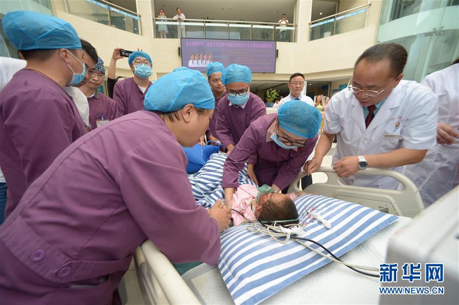 （社会）（4）贵州水城山体滑坡：医疗救援直升机紧急运送重伤儿童