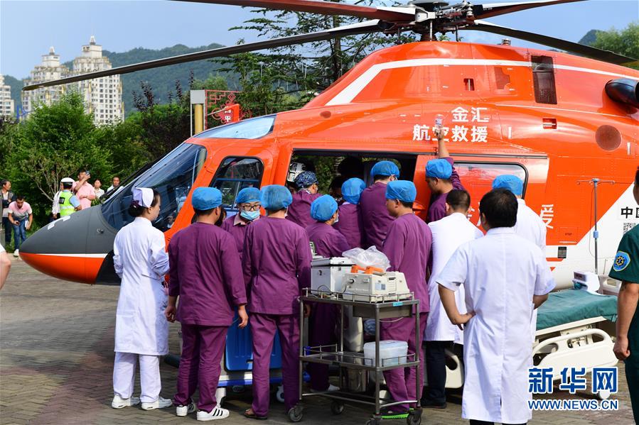 （社会）（5）贵州水城山体滑坡：医疗救援直升机紧急运送重伤儿童