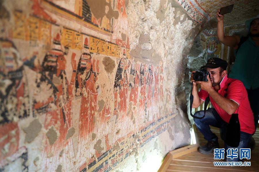 （国际）（1）埃及两座3300年历史的古墓正式向游客开放