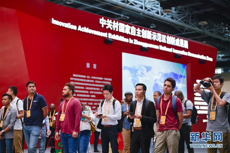 （经济）（5）中外媒体参观北京中关村创新成果展