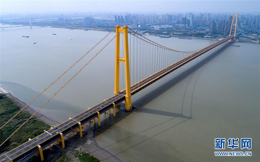 （经济）（1）长江上首座双层公路大桥通车