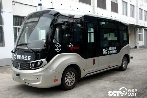 乌镇在城市公开道路试点示范“5G自动微公交”（王甲铸 摄）