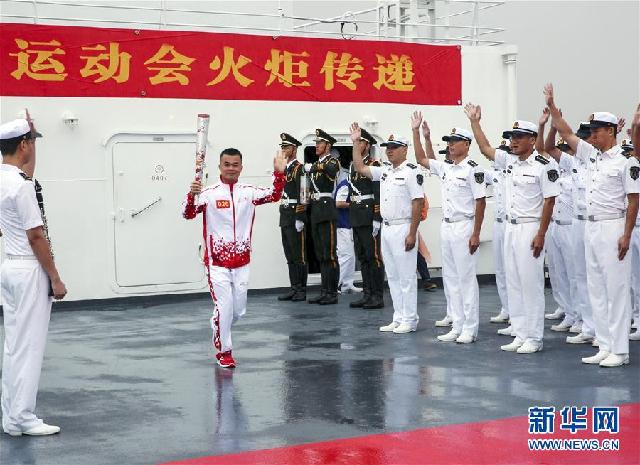 （体育）（3）第七届世界军人运动会火炬传递活动在海军“和平方舟”站举行