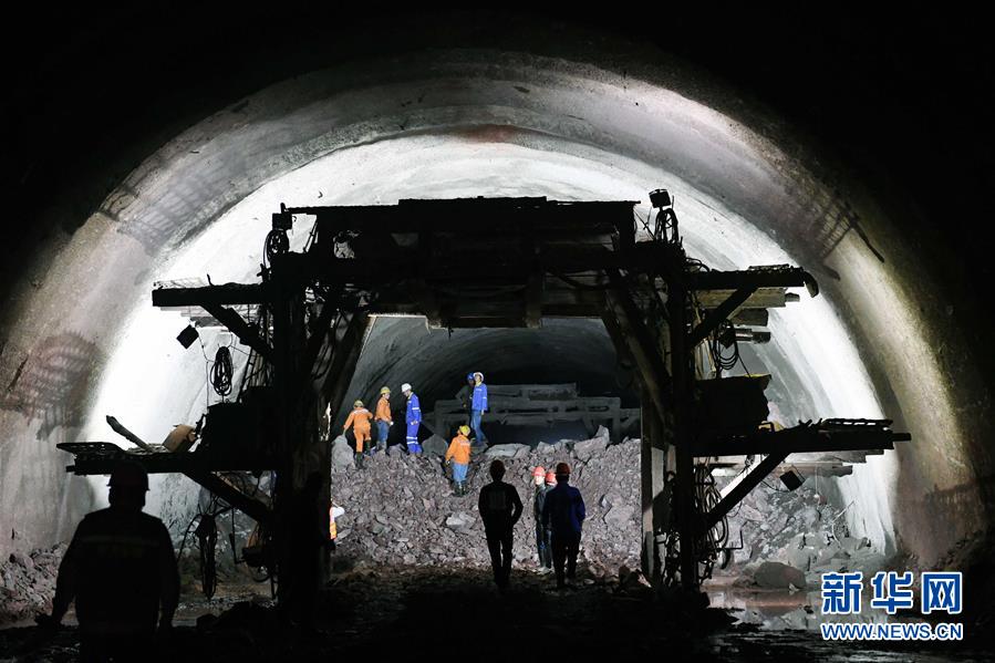 （经济）（4）玉磨铁路大尖山隧道进口至一号斜井段顺利贯通