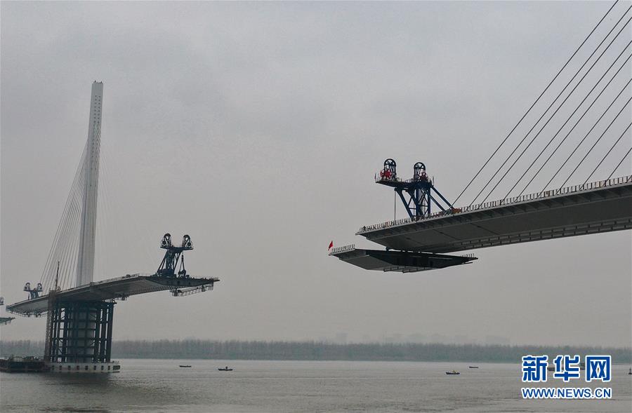 （经济）（5）南京长江第五大桥南塔边跨完成全部梁段安装任务