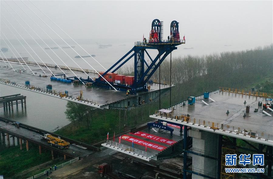 （经济）（7）南京长江第五大桥南塔边跨完成全部梁段安装任务