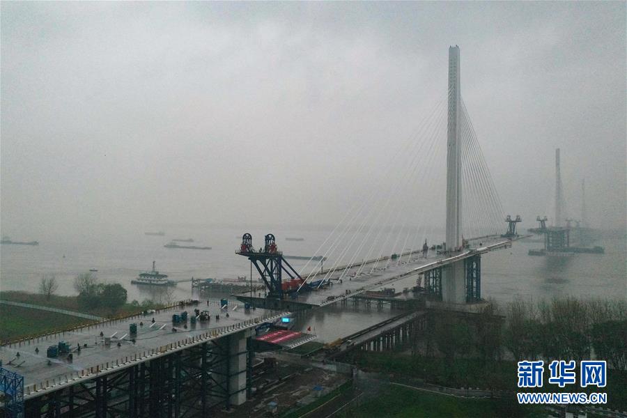 （经济）（3）南京长江第五大桥南塔边跨完成全部梁段安装任务