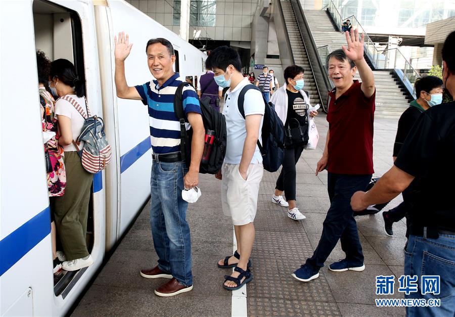 （社会）（3）沪苏通铁路迎来开通后首趟高铁旅游专列