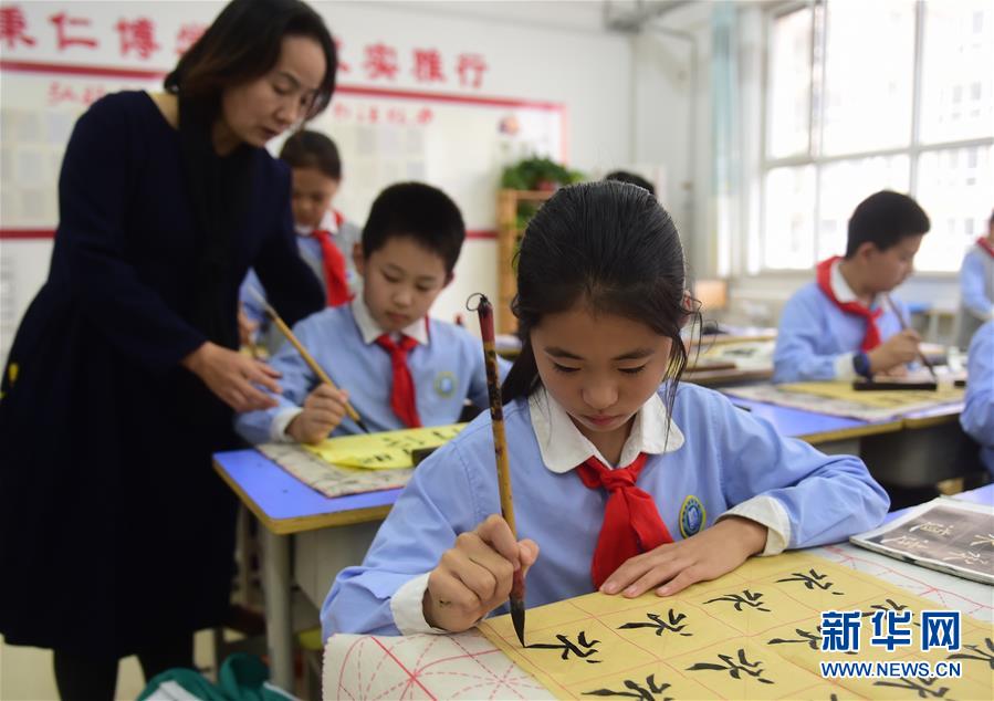 （教育）（1）河北沧州：小学“延时放学”受欢迎