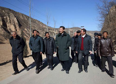 2014年2月13日，习近平在延安市延川县文安驿镇梁家河村看望村民，并就老区脱贫致富进行实地调研。
