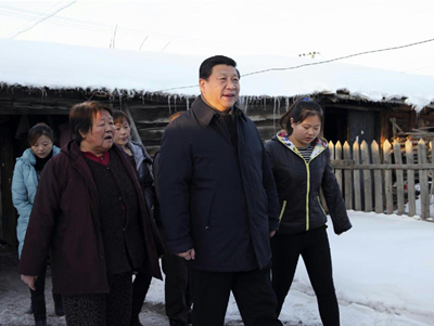 2014年1月26日，习近平冒着零下30多度的严寒，来到地处边陲的内蒙古阿尔山市伊尔施镇看望生活在林业棚户区的群众。