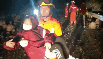 滚动报道 热点    公安部消防局接报后立即启动应急响应机制,于建华