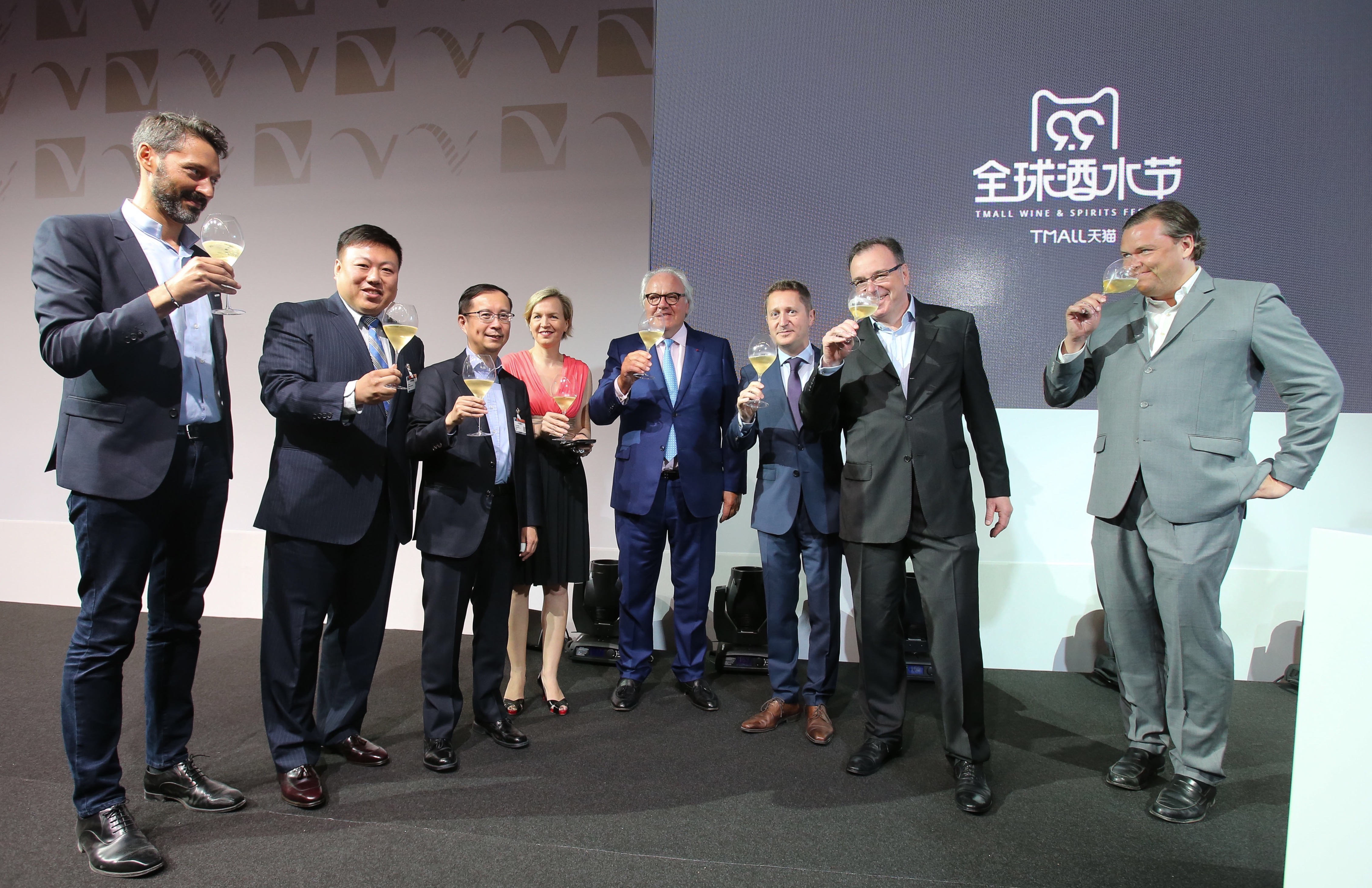阿里巴巴集团CEO张勇在法国宣布与Vinexpo酒展战略合作并启动99天猫全球酒水节.JPG