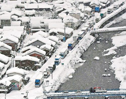 大雪致日本超300辆车被困 北海道现-32℃低温