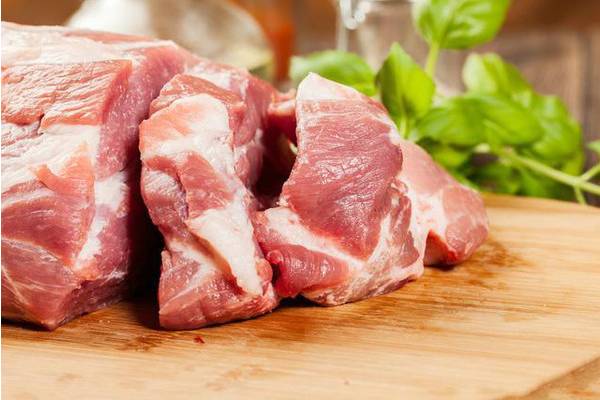 牛肉鲜红或暗红:如猪肉,深色,色泽等,称为糕点肉或红肉.羊肉没有图片