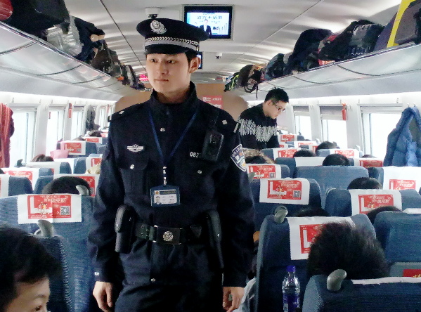 今年除夕，蚌埠铁路公安处乘警甘阳阳在高铁车厢里巡查 