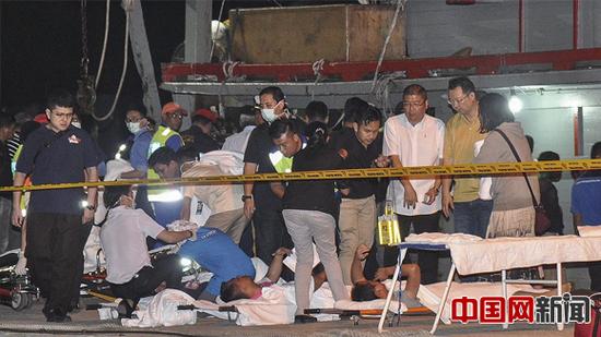 当地时间2017年1月29日，马来西亚沙巴州哥打基纳巴卢，马来西亚沉船事故幸存者接受医护治疗。马来西亚一艘载有31人的船只于28日失联，船上有28人来自中国。（东方IC）