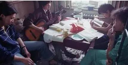 没有电脑的时代,大学生在宿舍都做什么?