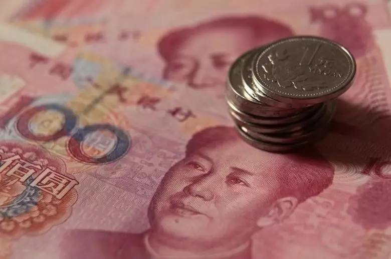 人民币硬币和百元面值的纸币(路透社)