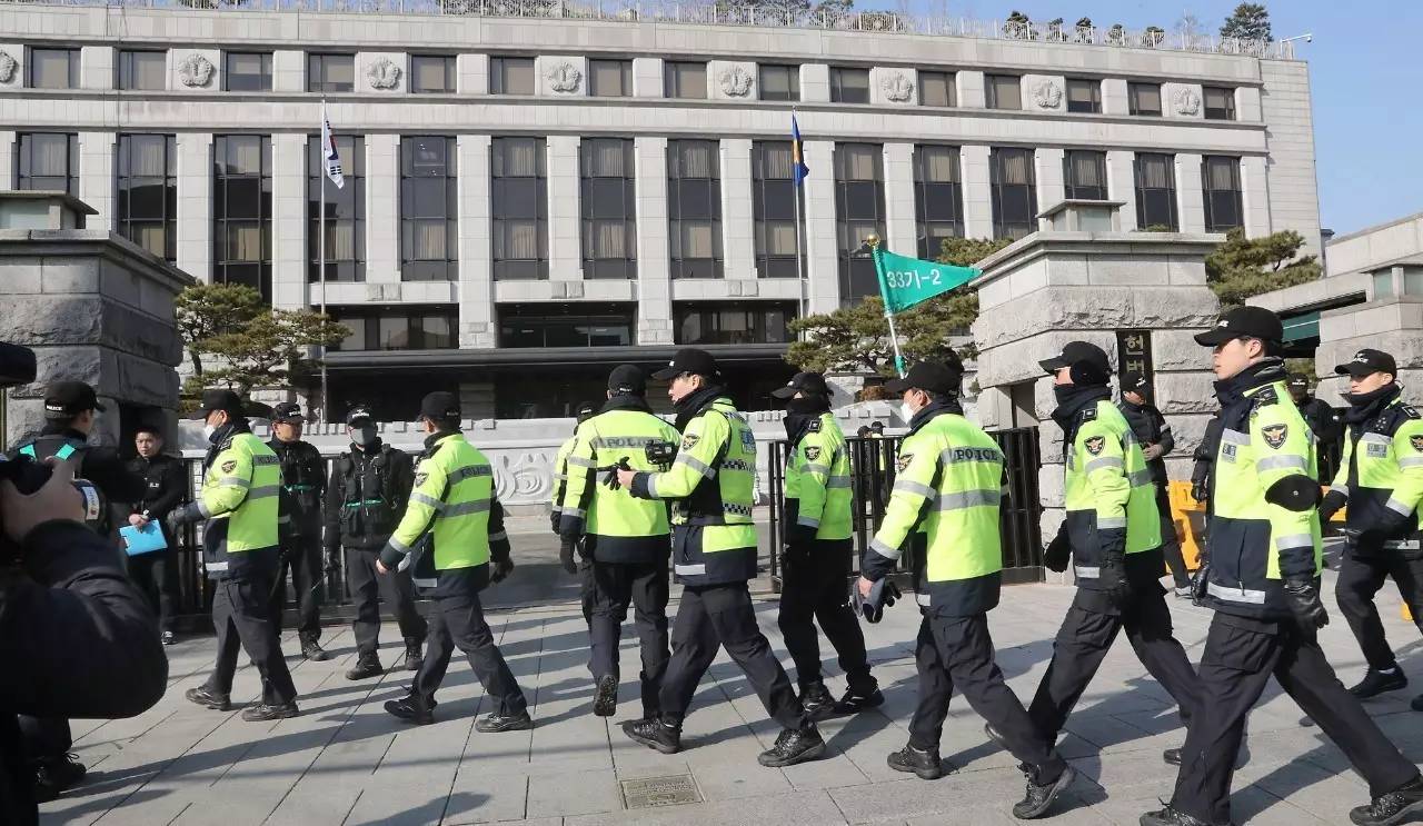 法院外部署大批警力加强安保.图自视觉中国