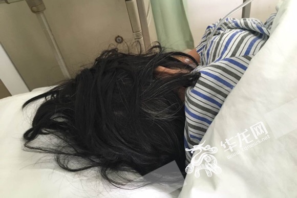 女孩出生时遭弃13岁患肿瘤 贫穷养母不离不弃救她