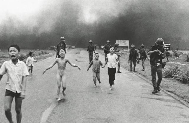 热点 | 这组百年间最震撼人心的黑照片,藏着