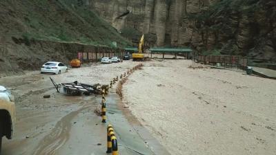 甘肃景泰黄河石林景区突发暴洪 296名游客被困