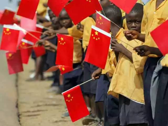 欢迎中国援建项目的非洲孩子