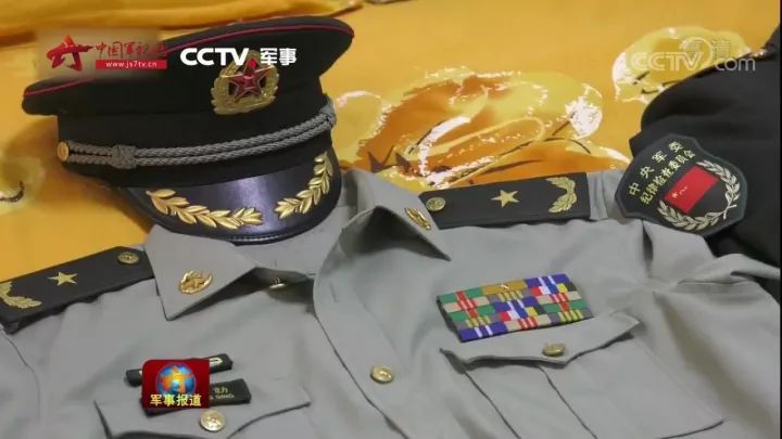 根据电视画面,他们还准备了一批警徽,军服胸章,肩章,纽扣等.