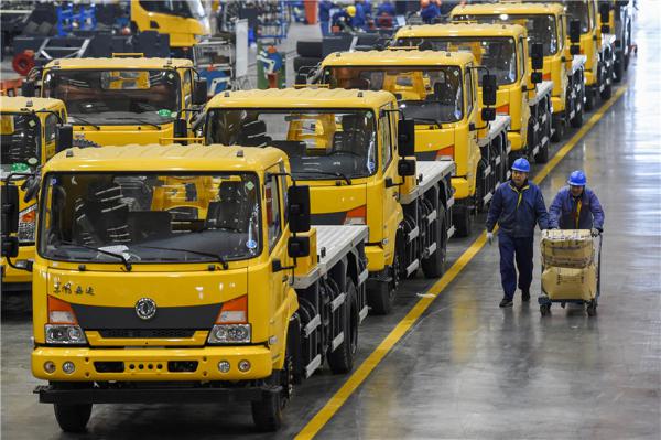 在江苏省徐州市徐工集团重型机械有限公司，工人在生产线上作业（12月13日摄）。新华社记者李博摄