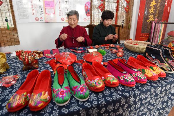 在江苏省徐州市贾汪区马庄村，村民王秀英老人（左）在制作香包等手工艺品（12月13日摄）。新华社记者李博摄