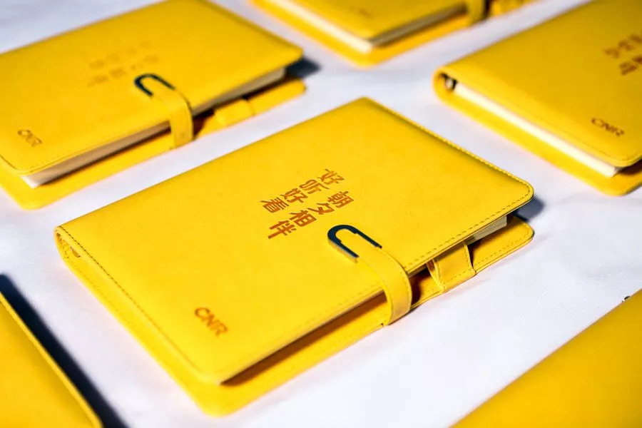 美美的小黄本送给你哦。好听好看，朝夕相伴，一起做“奋斗的中国人”！