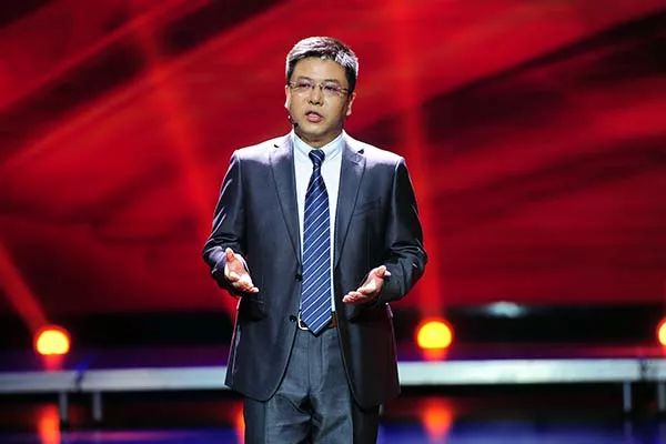 市属媒体记者代表任晓明,王经纬,冯小建,牛东亮等先后作了"时代新人说