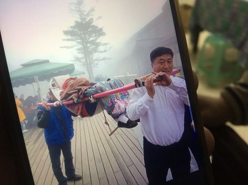 "滑竿师傅抬,我母亲害怕, 不坐,还哭闹.