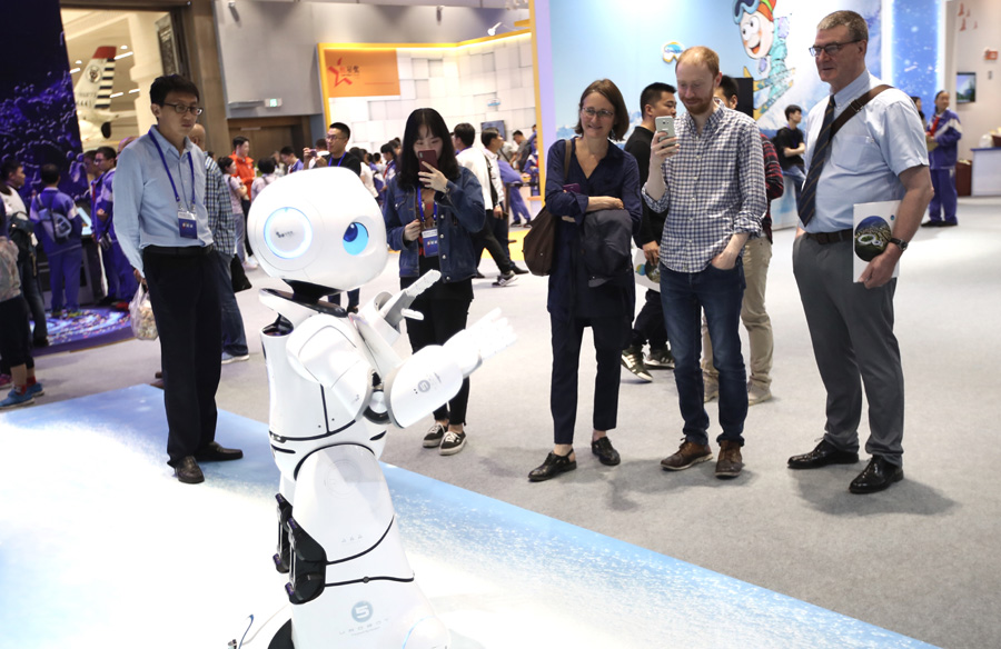 类人型机器人演示跳舞。（摄影：中国日报记者 邹红）.jpeg