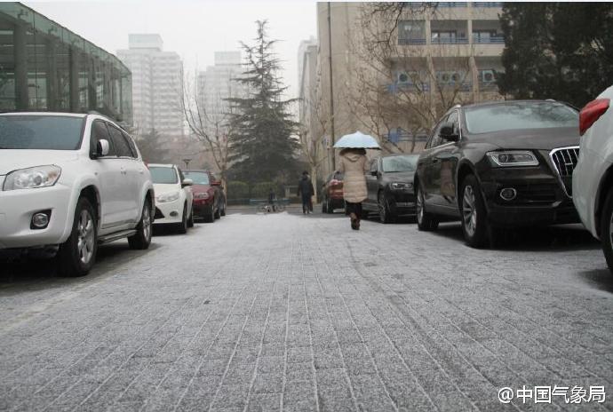 北京城区开始飘雪 气象局:尽量打伞雪很脏