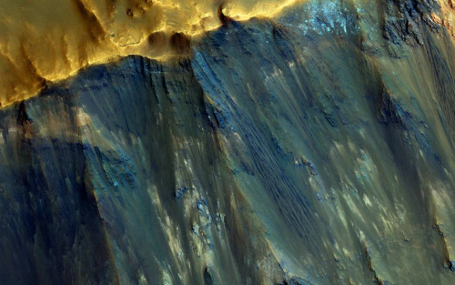 NASA拍摄火星冲击坑图像：色彩斑斓 层次分明(图)