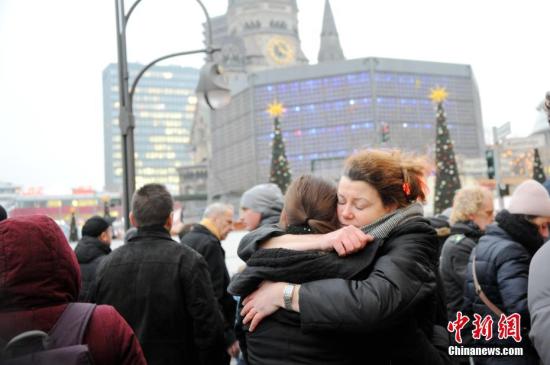 当地时间12月20日下午，德国柏林民众自发聚集到前一天晚间遭遇卡车恐袭的布赖特沙伊德广场圣诞市场前，表达对逝者的哀思。袭击已造成12人遇难，近50人受伤。图为现场一名女子在安慰难抑哀恸的友人。 <a target='_blank' href='http://www.chinanews.com/'><p align=