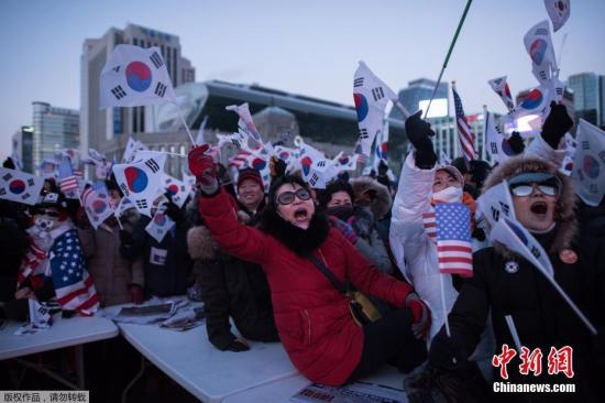 反对朴槿惠继续任总统的集会上，韩国民众示威者高喊“2月弹劾朴槿惠！”的口号，敦促宪法法院加速审理弹劾总统案。