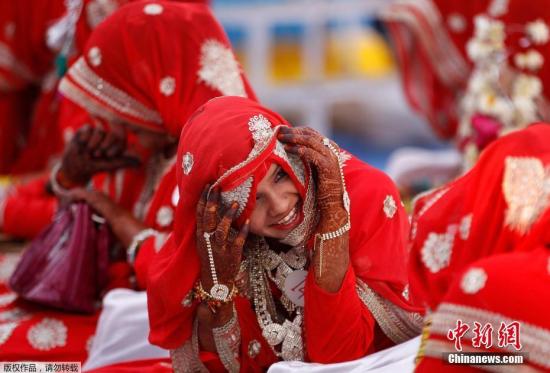 当地时间1月22日，印度孟买举行集体婚礼，75对新人现场喜结连理。