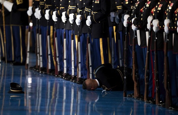 高清：美军举行“奥巴马告别典礼” 仪仗兵晕倒在地